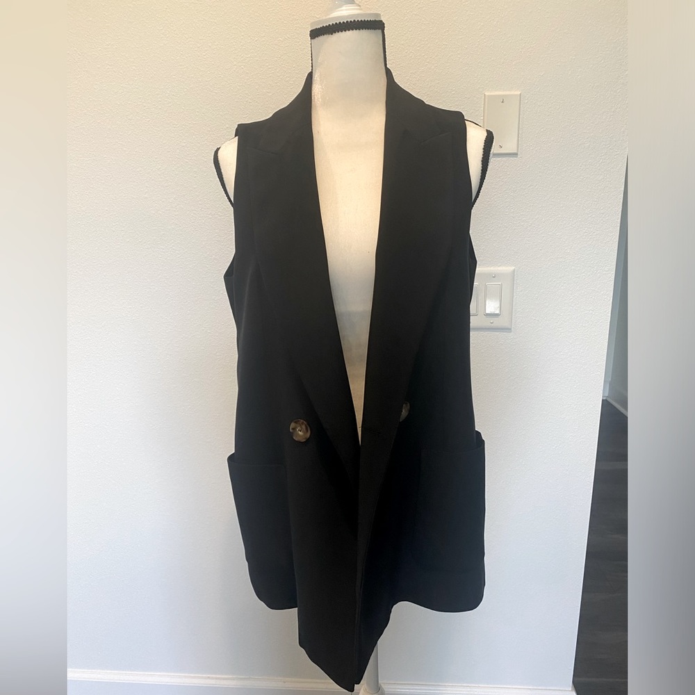 Zara sleeveless blazer with pockets, like new, black, sz M.